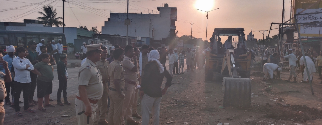 नेकनूर येथील राष्ट्रीय महामार्गावरील अतिक्रमणावर हातोडा  नेकनूर पोलिसांचा चोख बंदोबस्त